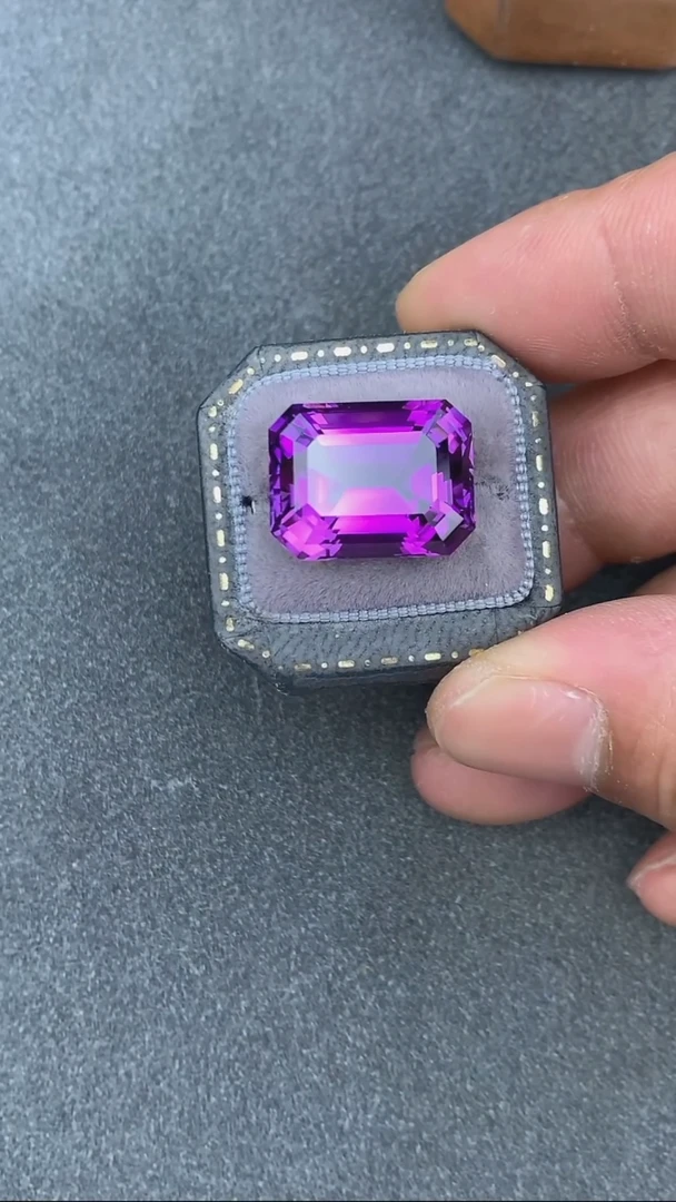 未镶嵌颈饰水晶17.29克拉
