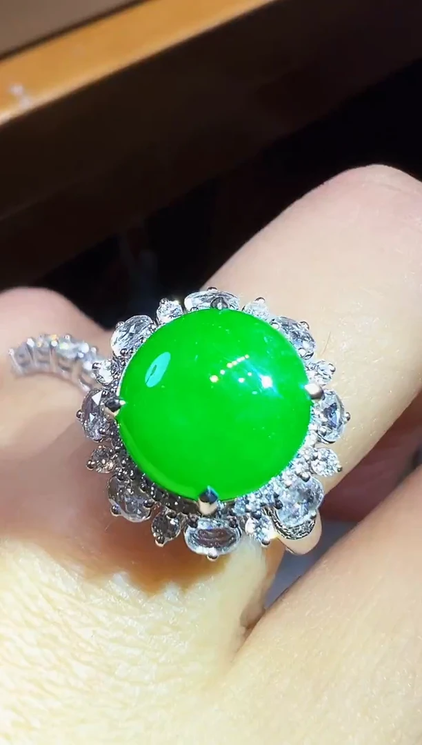 18K金镶嵌戒指翡翠蛋面