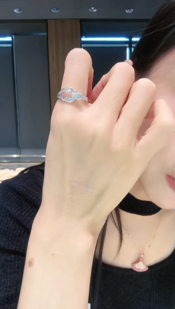 【闪购商品】钻石戒指18K金镶嵌马蹄