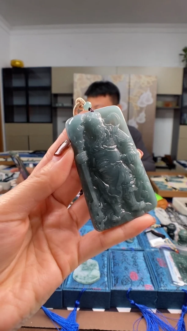 颈饰未镶嵌翡翠  多样性发其一