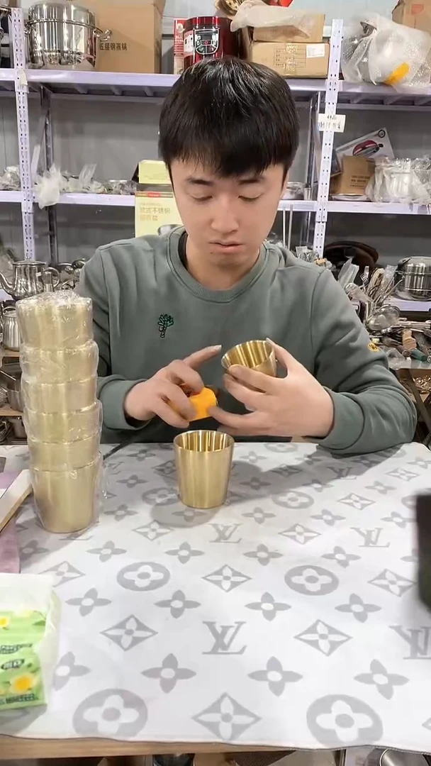 7cm金色口杯两个瑕疵