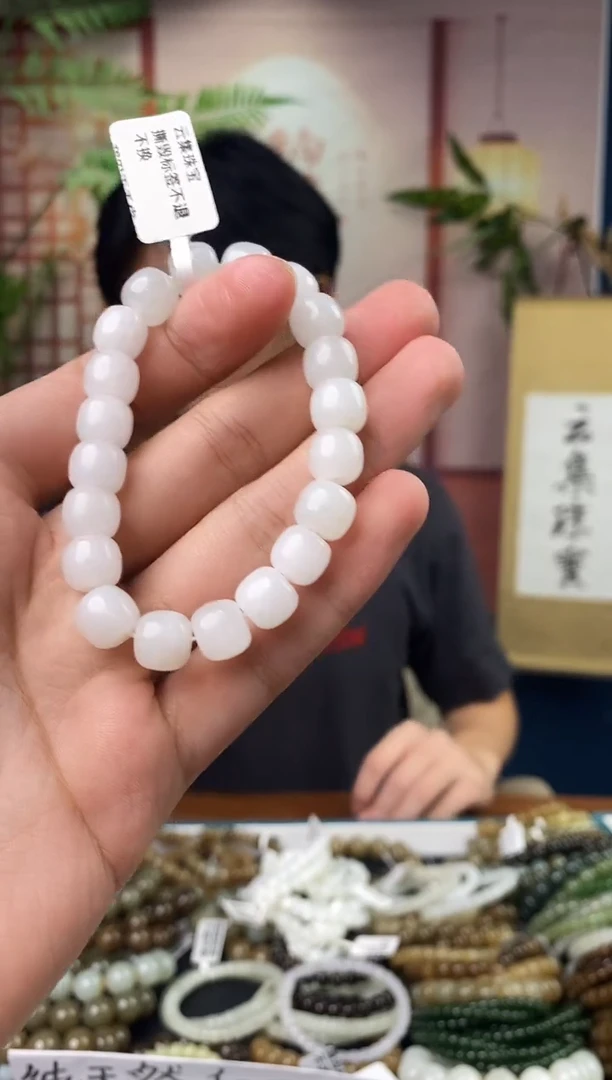 和田玉未镶嵌颈饰一物一拍