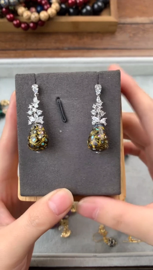 大漆彰髹漆珠耳饰（桶珠黑金）