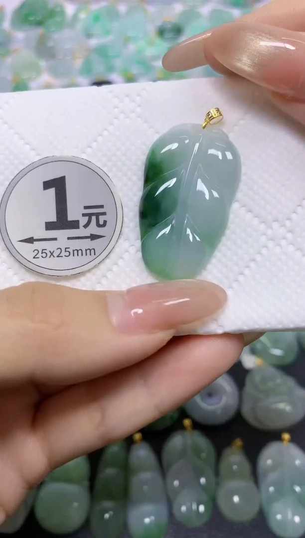 颈饰18K金镶嵌翡翠天然翡翠A货