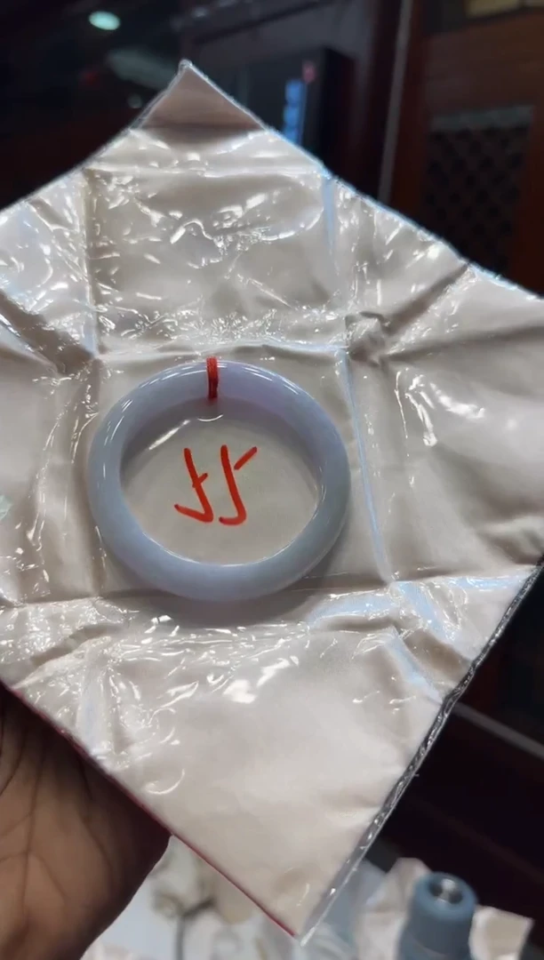 未镶嵌手镯翡翠手镯包容价