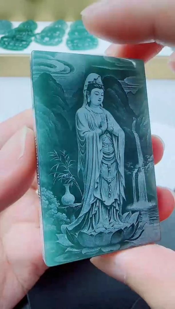 翡翠未镶嵌颈饰方观音