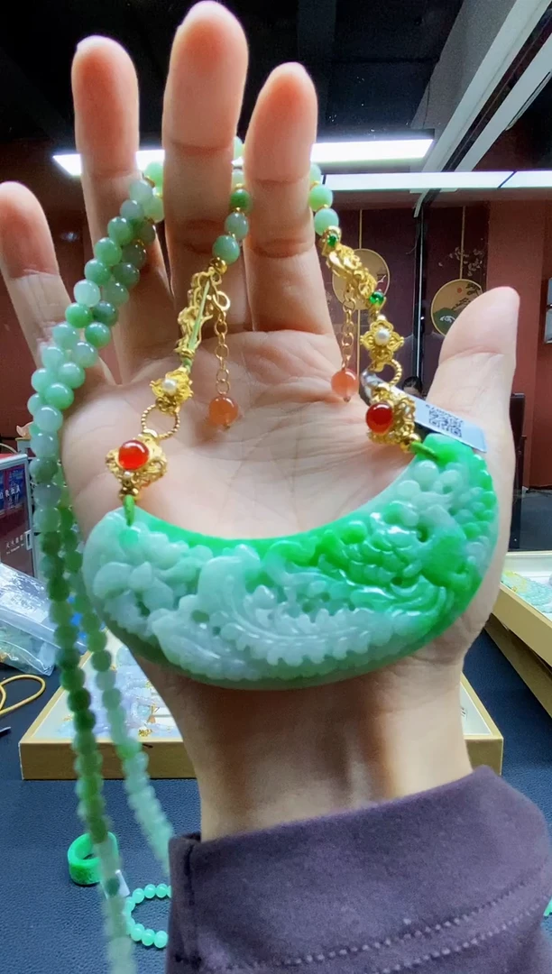 颈饰未镶嵌翡翠吊坠