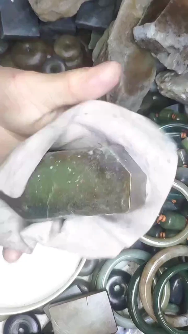 未镶嵌和田玉珠宝半成品毛料有裂
