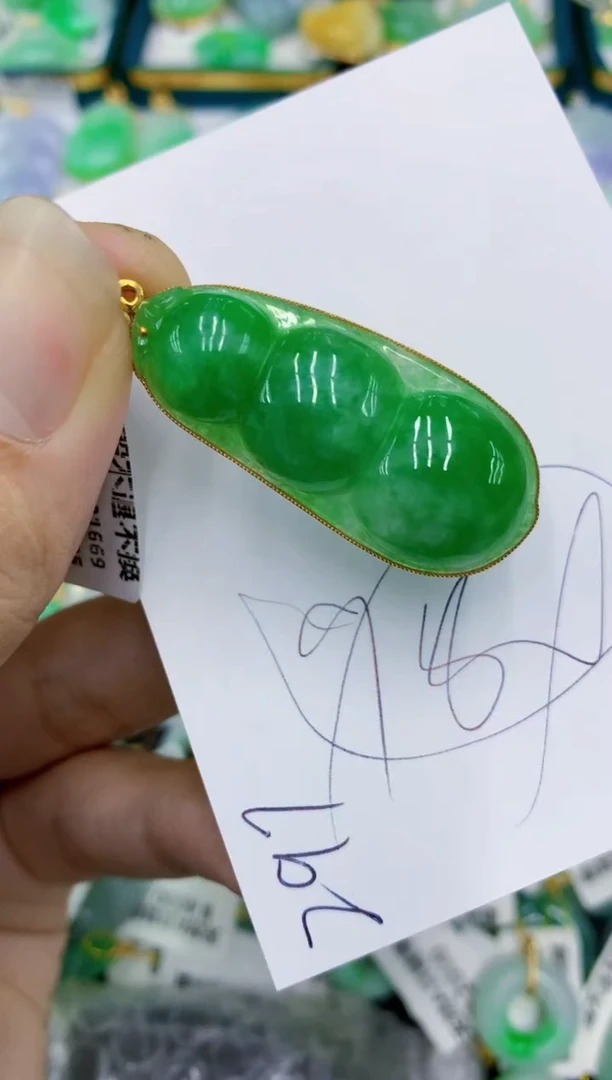 翡翠18K金镶嵌颈饰11111111111