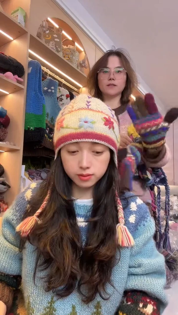 羊毛美利奴浅灰色刺绣护耳帽