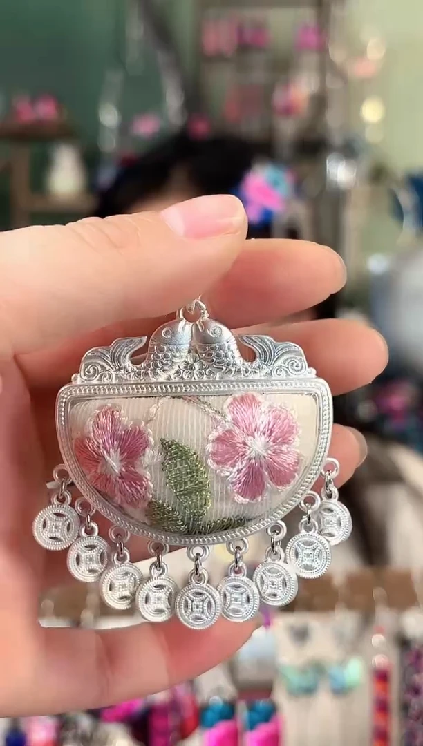 彩云南阁非遗老绣饰品552*