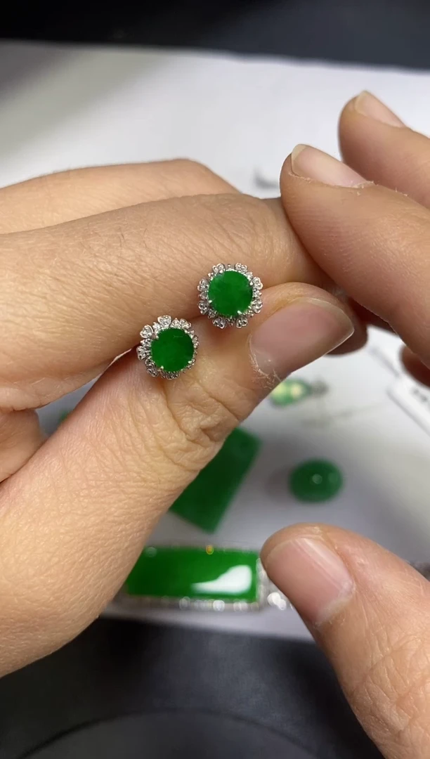 18K金镶嵌翡翠耳饰18K金镶嵌 翡翠 耳饰