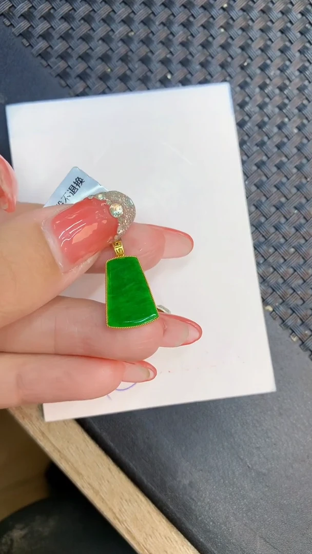 颈饰18K金镶嵌翡翠1