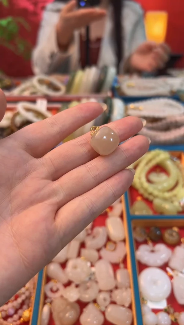 【闪购商品】和田玉吊坠18K金镶嵌红藕粉小方糖