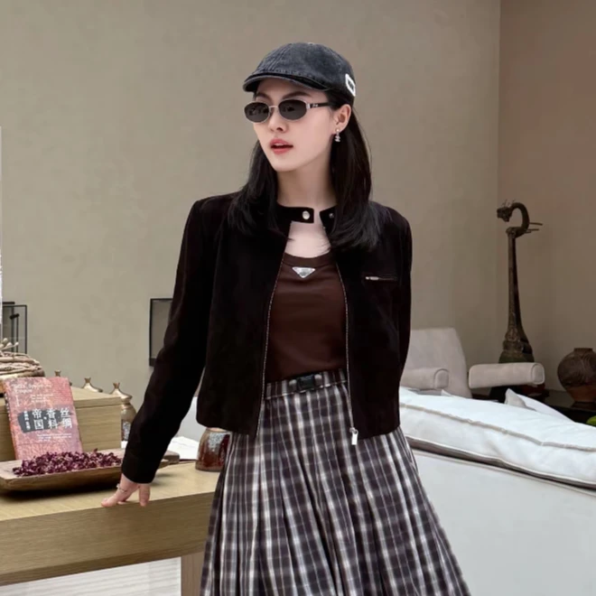 PM王囡囡 深咖色复古羊皮立领单边拉链口袋皮衣  ND1C1184