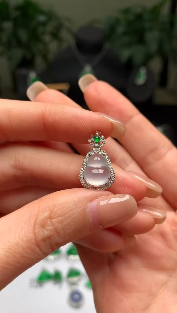 颈饰18K金镶嵌翡翠葫芦