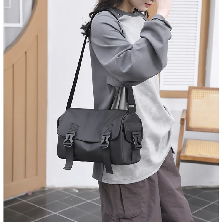 【品牌清仓】休闲百搭斜跨邮差包单肩包QC171-10M