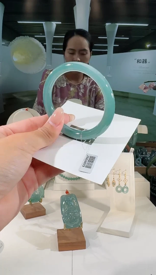 翡翠手镯未镶嵌55圈