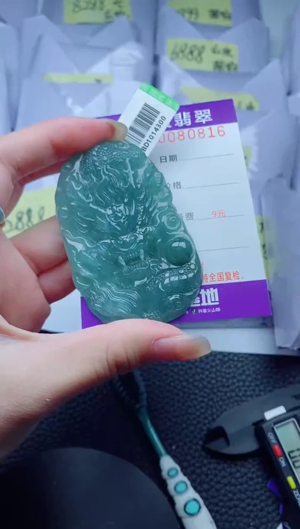 翡翠未镶嵌颈饰