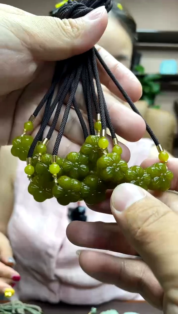 岫玉未镶嵌吊坠多样性发货发其中之一
