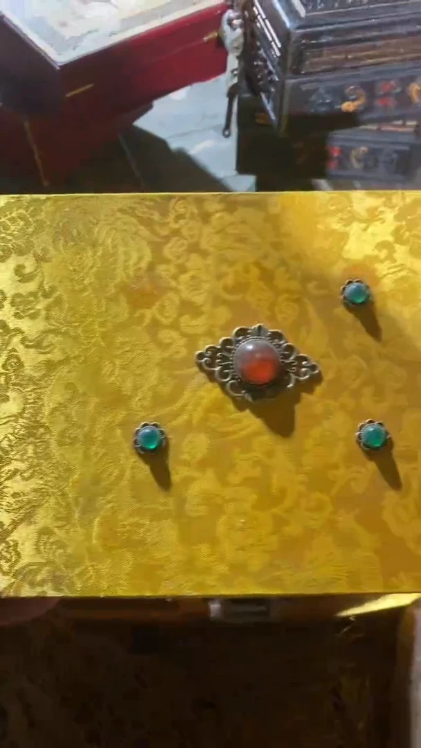 香榧木两箱黄色带宝宝大箱子