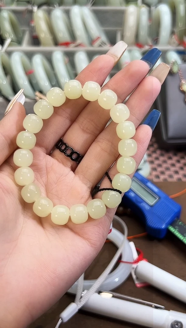 未镶嵌手串和田玉若羌料黄口老型珠手串卡7x8（80分）