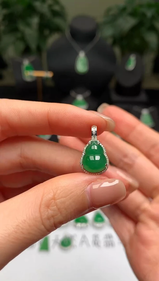 颈饰18K金镶嵌翡翠葫芦