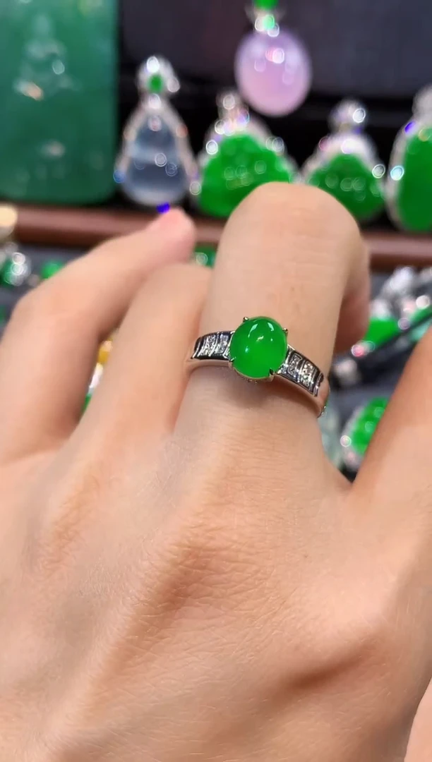 18K金镶嵌戒指翡翠戒指