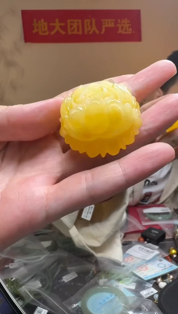 琥珀吊坠(不含链)未镶嵌俄料鸡油黄蜜蜡雕刻牡丹花吊坠