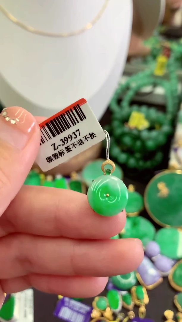 翡翠18K金镶嵌颈饰挂件