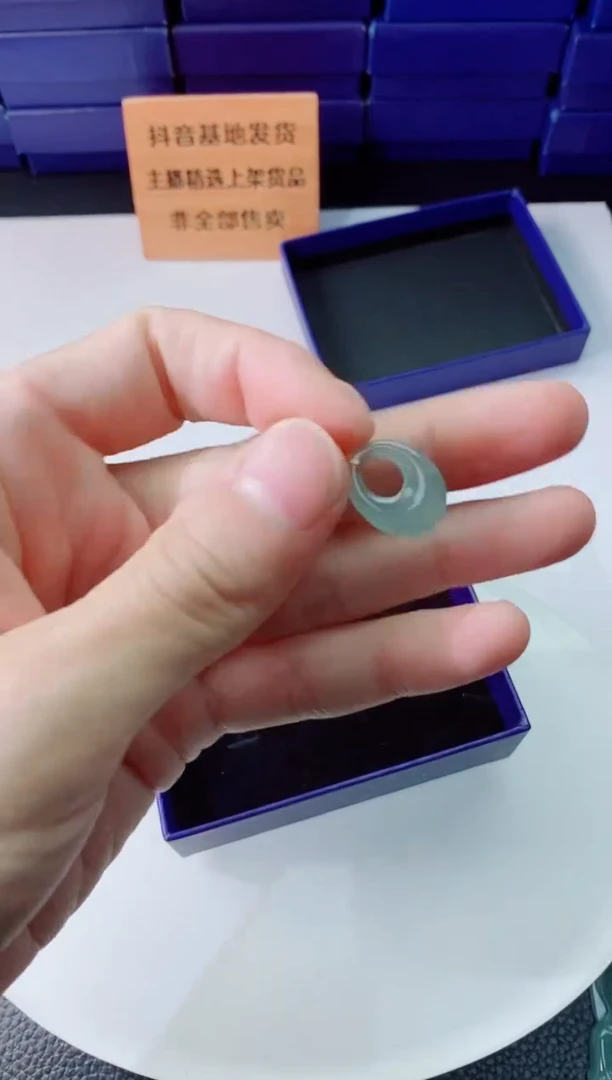 翡翠未镶嵌颈饰   `