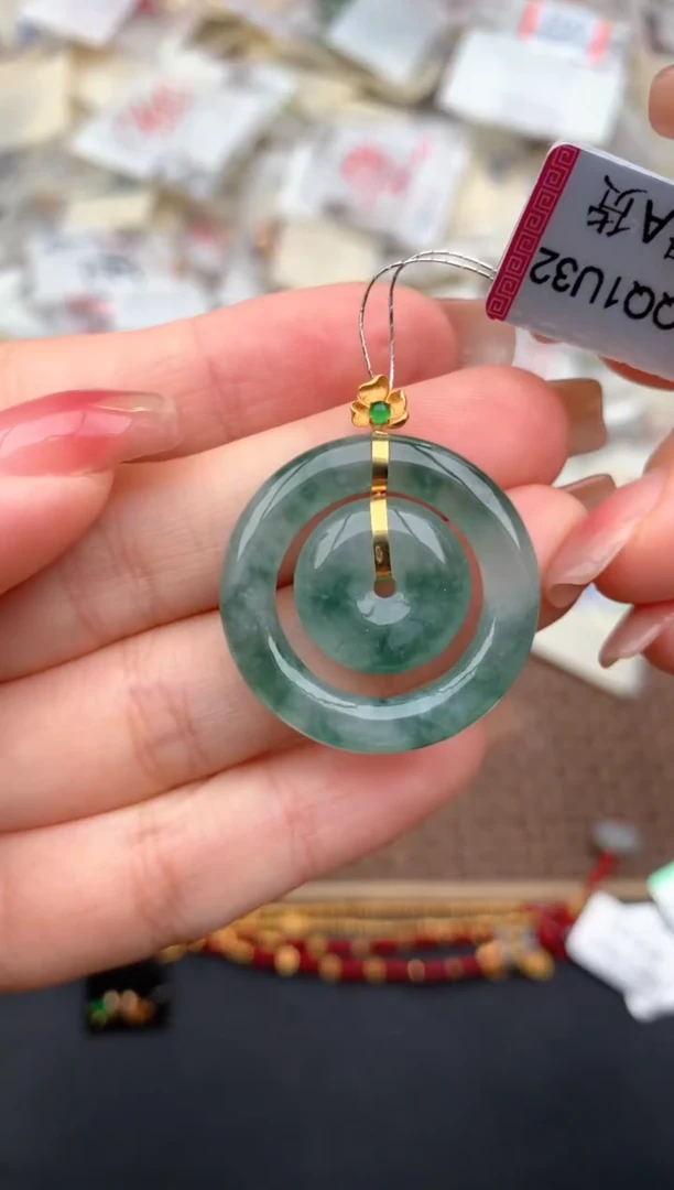 18K金镶嵌挂件翡翠一