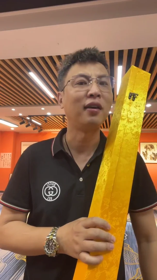 国画雷畅胜 卧龙黄金梅 带锦盒