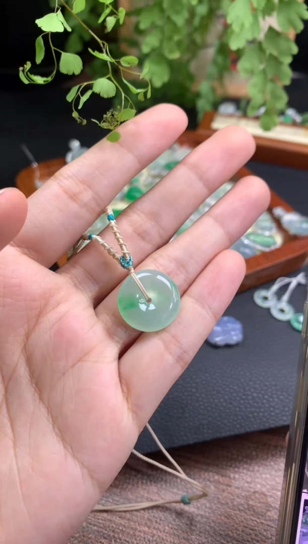 翡翠未镶嵌颈饰平安扣