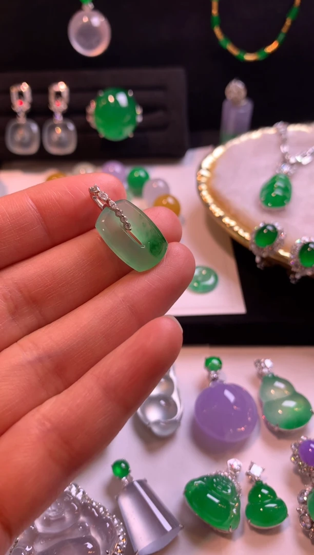 颈饰18K金镶嵌翡翠方糖吊坠