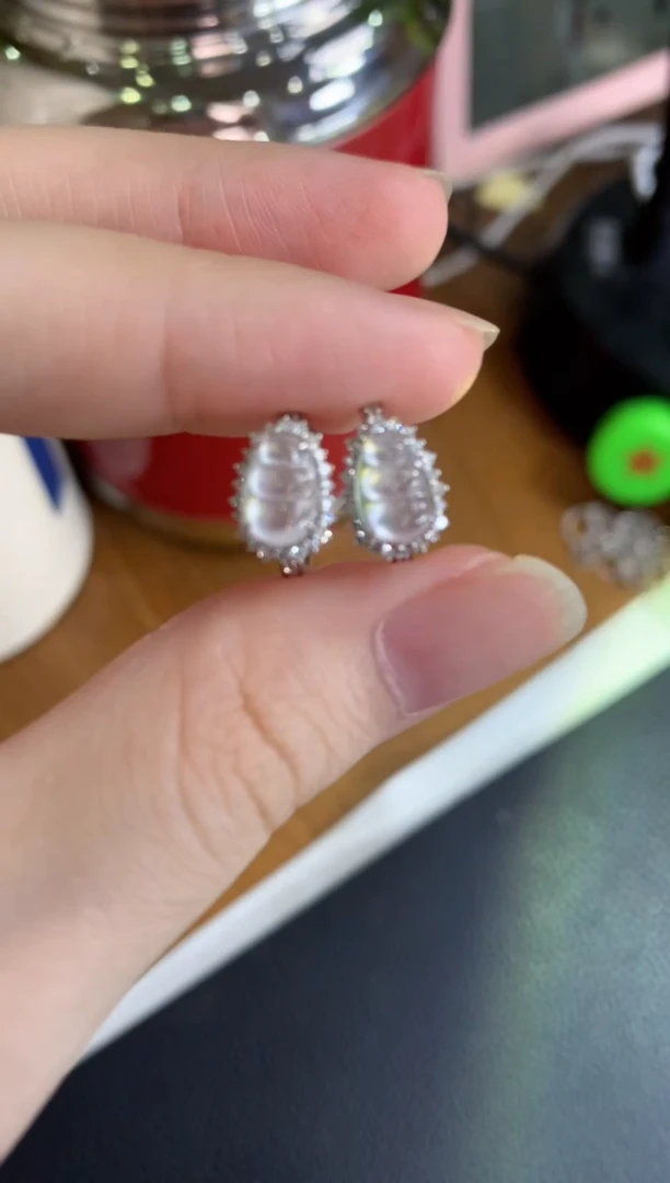 18K金镶嵌翡翠耳饰豆子耳包