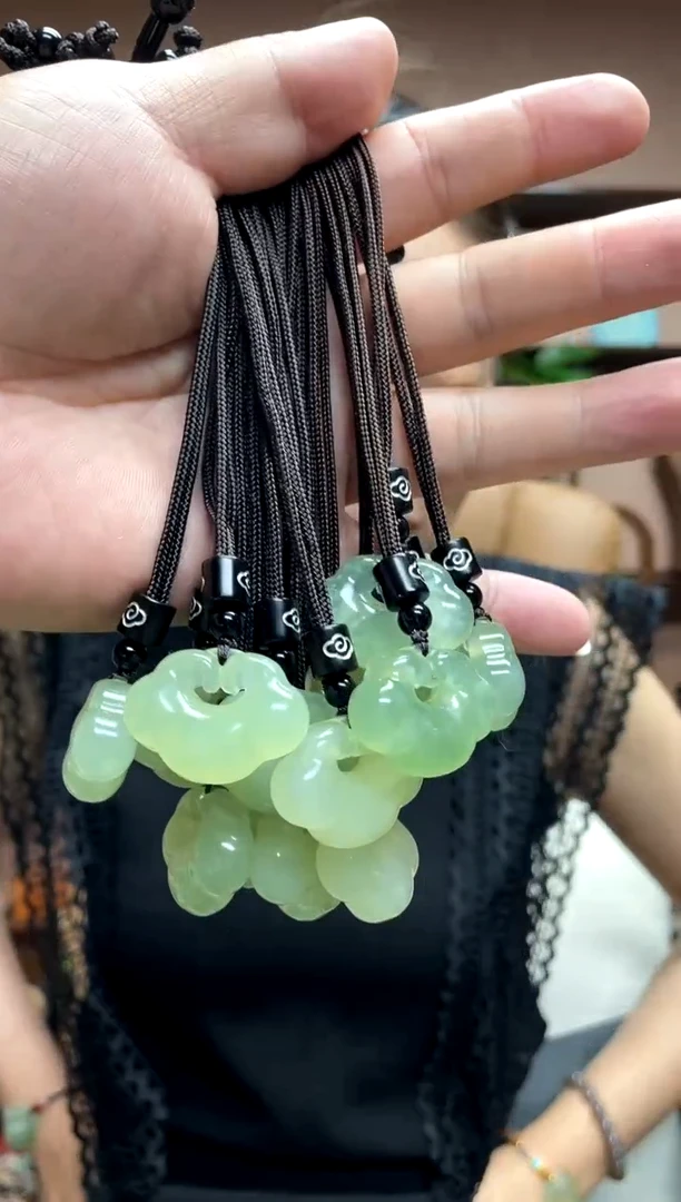 岫玉未镶嵌吊坠多样性发货发其中之一