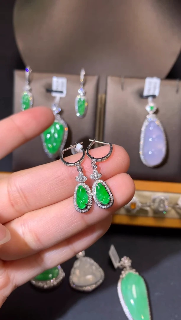 【闪购商品】翡翠吊坠(不含链)18K金镶嵌耳饰