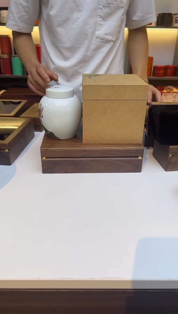 紫砂茶叶罐小号荷花罐外盒牛皮色