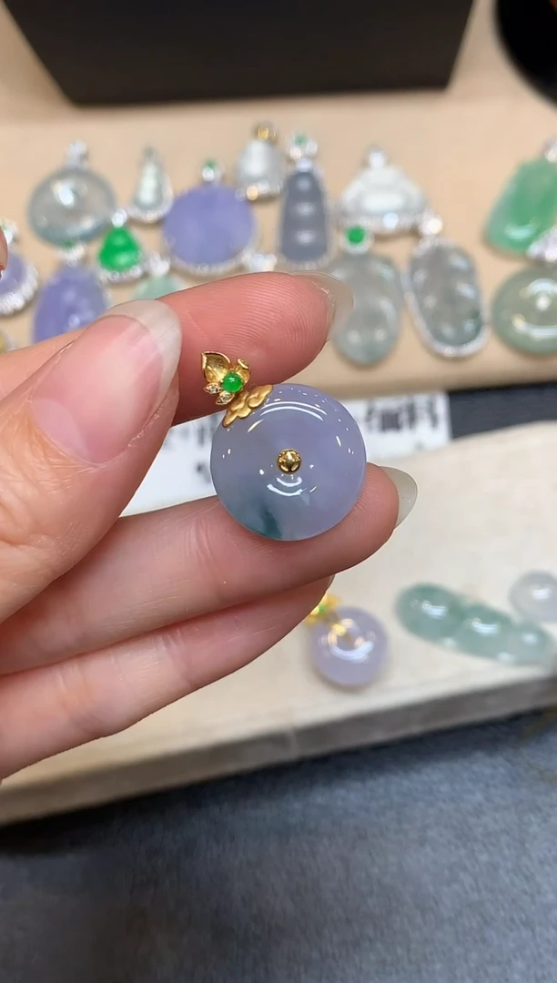 颈饰18K金镶嵌翡翠平安扣【无服务费