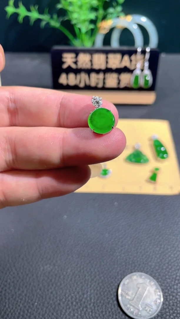 翡翠18K金镶嵌颈饰翡翠