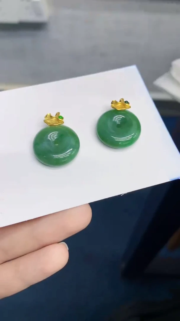 翡翠未镶嵌颈饰多样性发其一