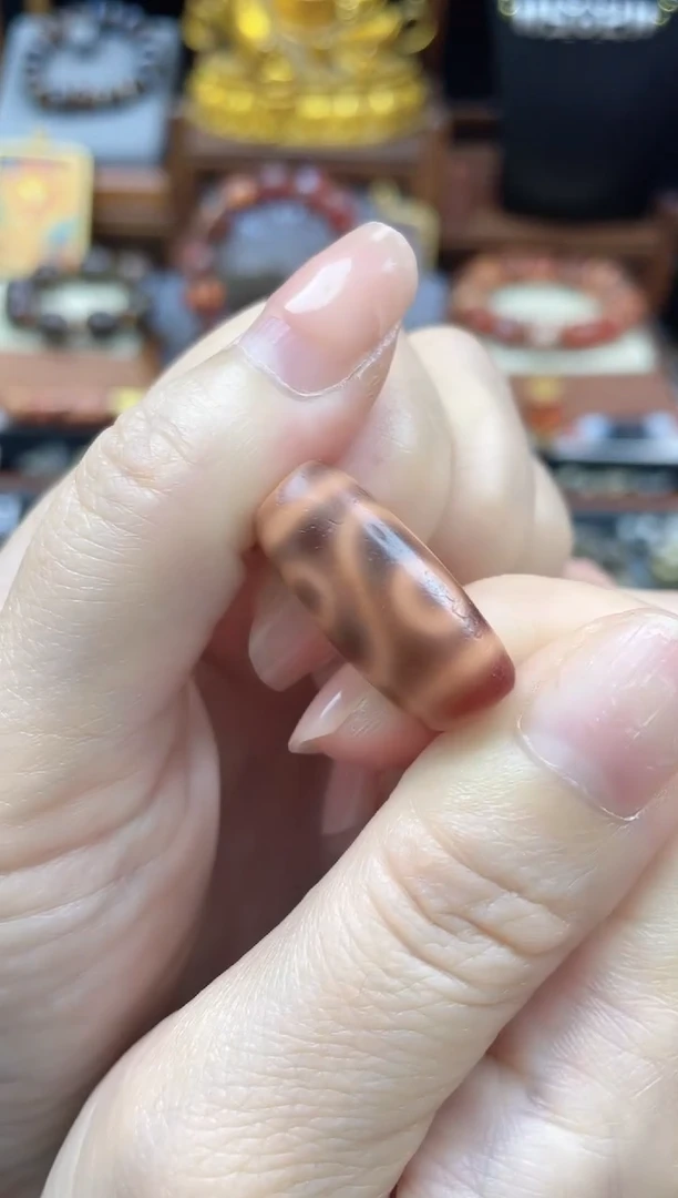 玛瑙/玉髓散珠小卢红肉水纹四眼