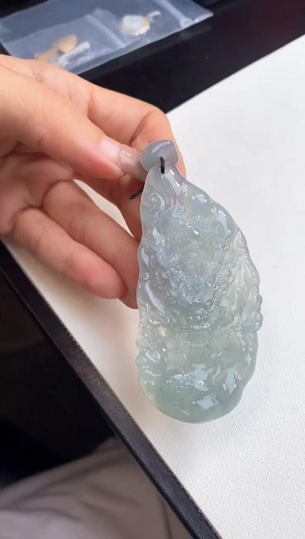 颈饰未镶嵌翡翠龙牌