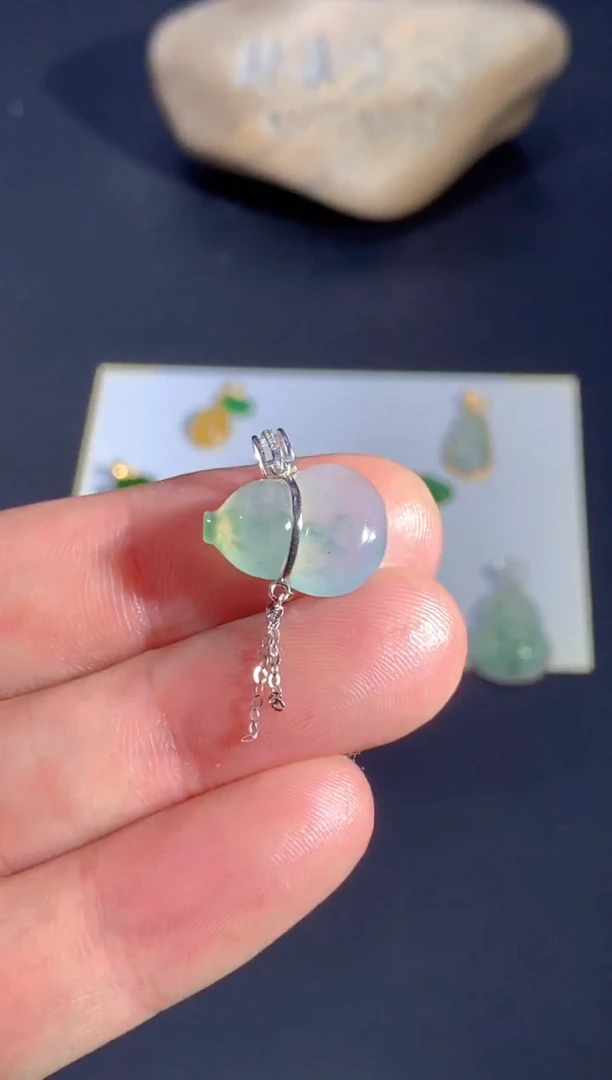 颈饰18K金镶嵌翡翠