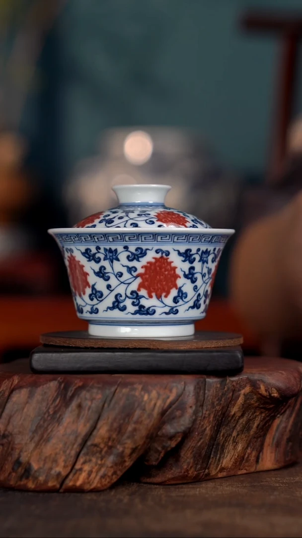 阳春白雪缠枝莲马蹄盖碗