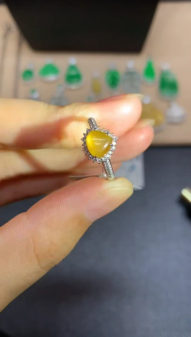 18K金镶嵌戒指翡翠随形【无服务费