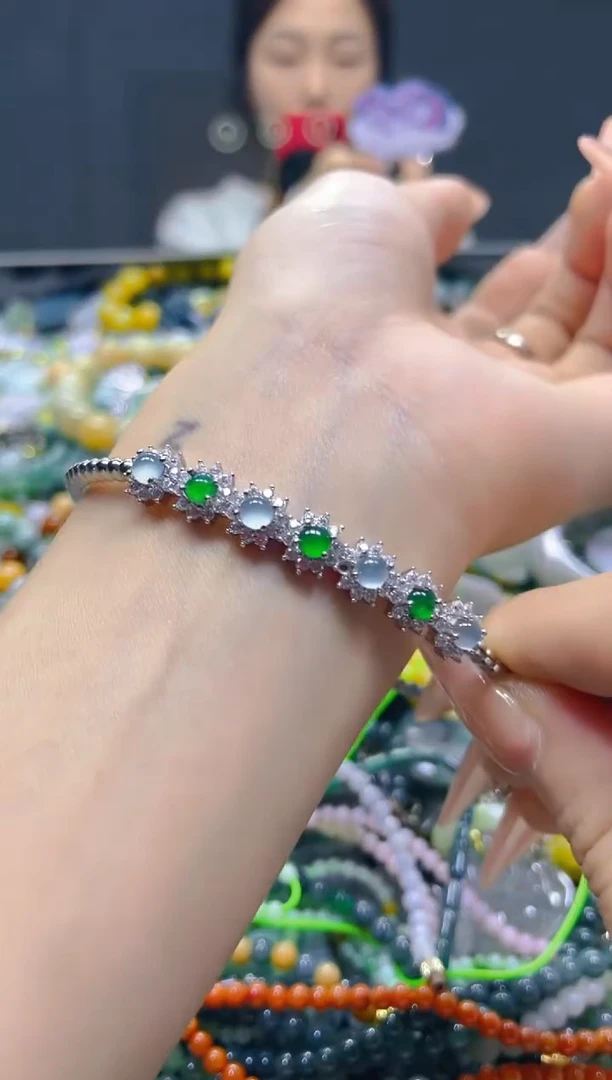 颈饰未镶嵌翡翠/V/翡翠A货，一件也是批发价