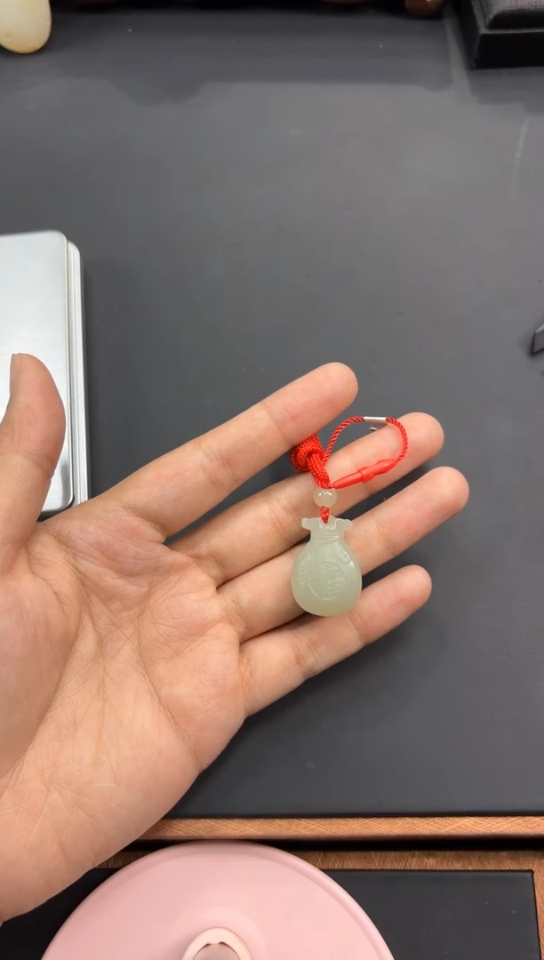 【闪购商品】和田玉吊坠(赠链)未镶嵌且末微色差近矿吊坠