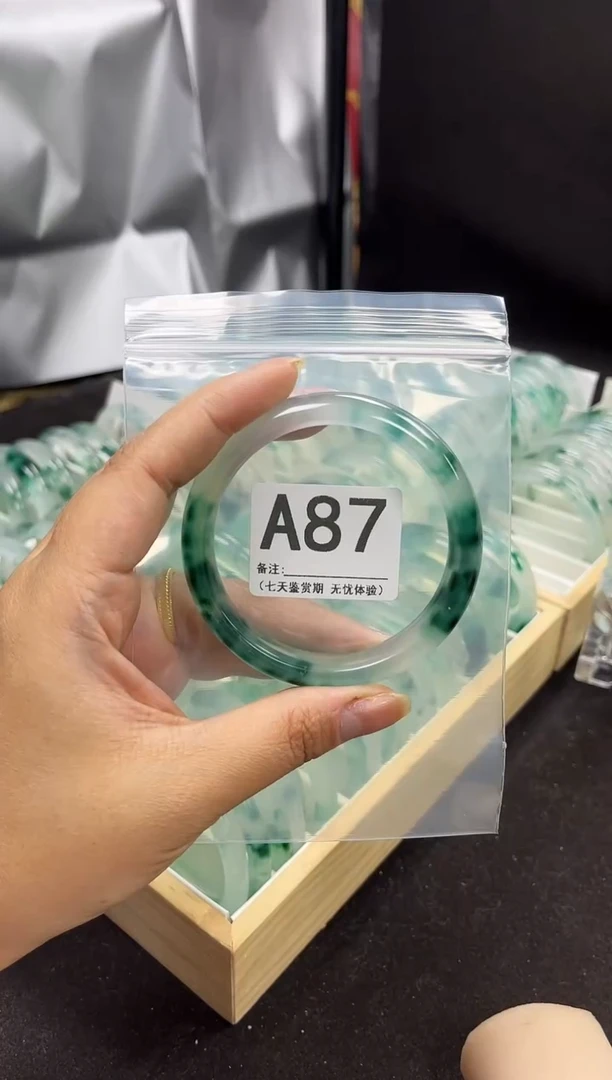 【闪购商品】石英岩玉手镯未镶嵌A87